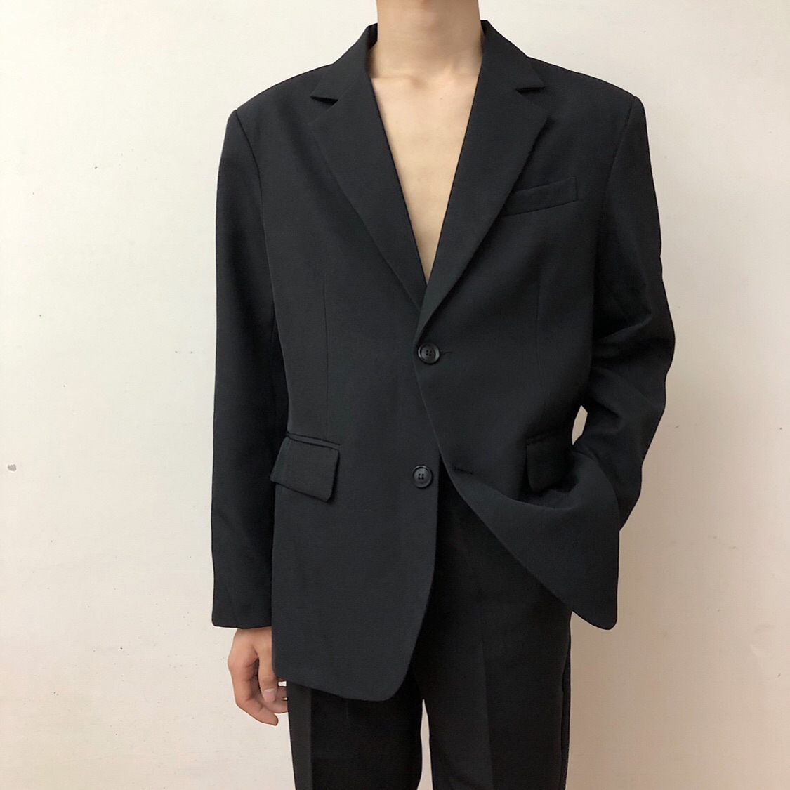 H120Effortlessly Stylish Black Single Outfit - Casual Layered Look for Everyday Fashion