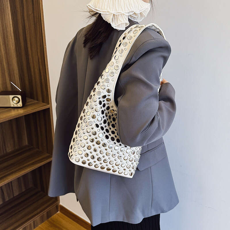 2025 Fashion Underarm Bag Rivet Bucket Spring Large Capacity Tote Bag New Work Commuter Shoulder Bag Premium Handbag