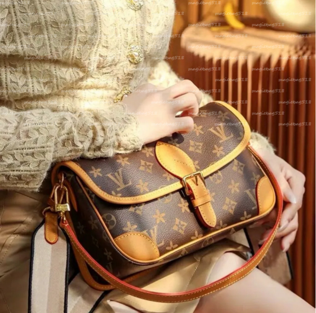 2024 Women Luxurys Designer Bag Crossbody Diane Baguette Classic Vintage Canvas Jacquard Strap Flower Flap Embossed Letters Clutch Purse Shoulder Bags Tote Bag