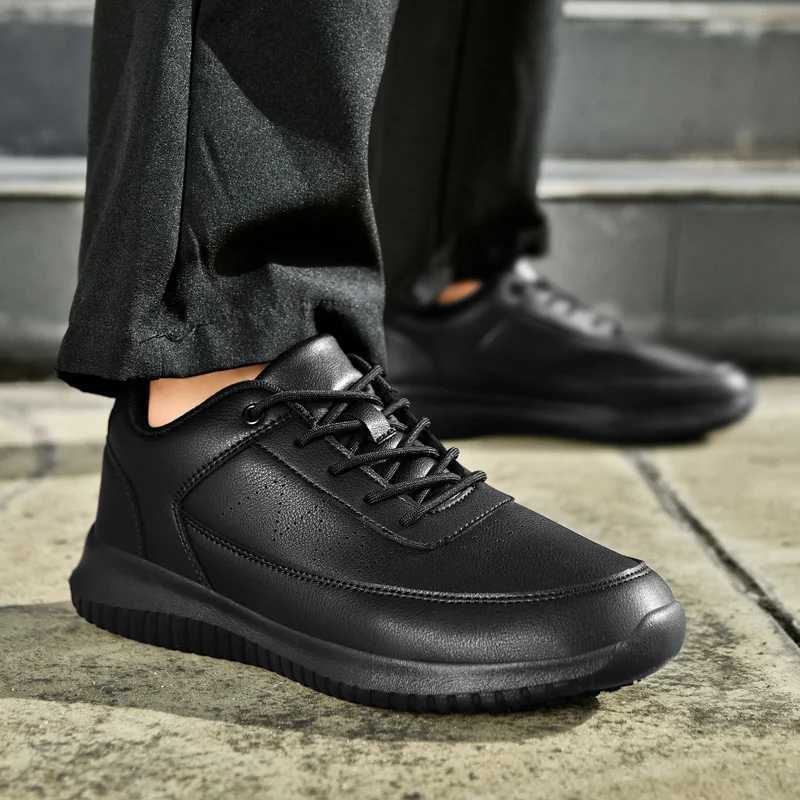 Chef shoes four seasons new soft sole non-slip waterproof oil-proof kitchen work shoes mens plus size casual light sports shoesC250123