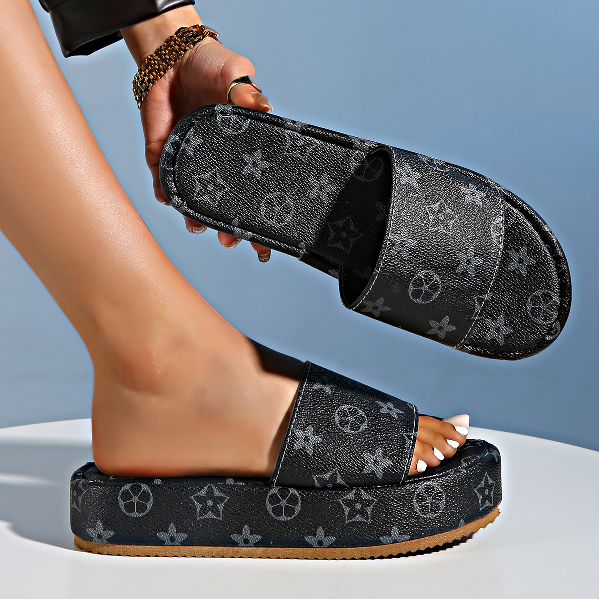 2025 summer new sales round head printing outside wearing beach slippers female flip-flops large size flat platform slippers 36-43