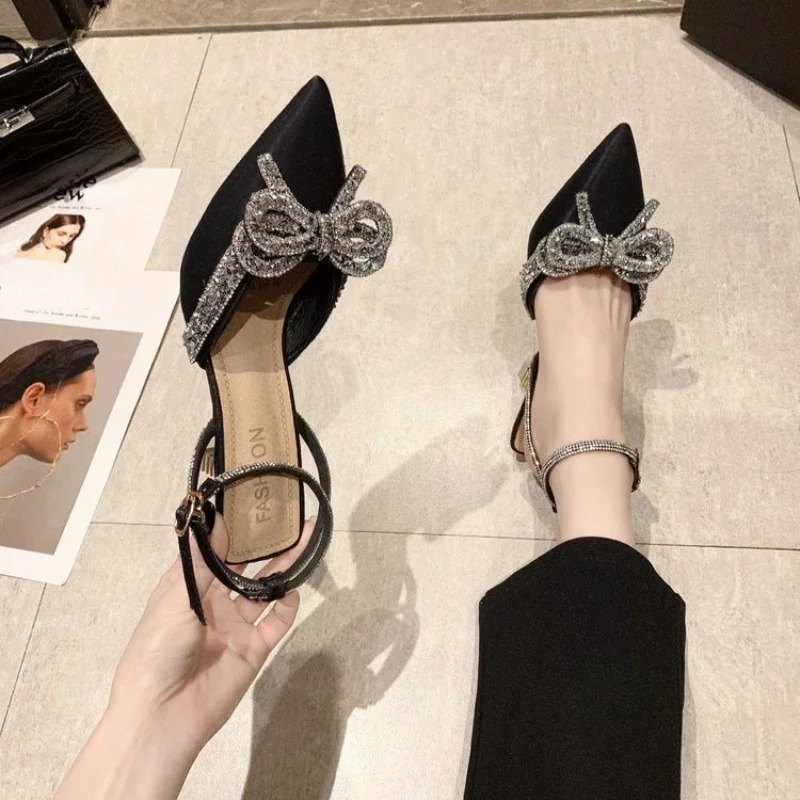 Fashion Rhinestone Fine Heel Sandals Women Cute Pointed Crystal Fairy Wind Bow Tie Diamond High Heels Baotou 250117BJ