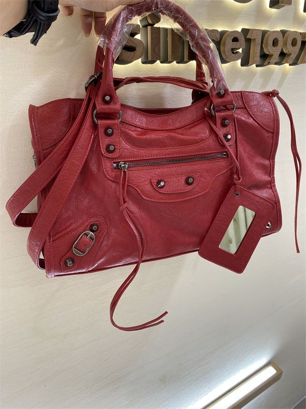 Designer Le City Premium Leather Motorcycle Single Shoulder Diagonal Cross Hand-held Rivet Stylish And Trendy Popular Womens Bag 250123