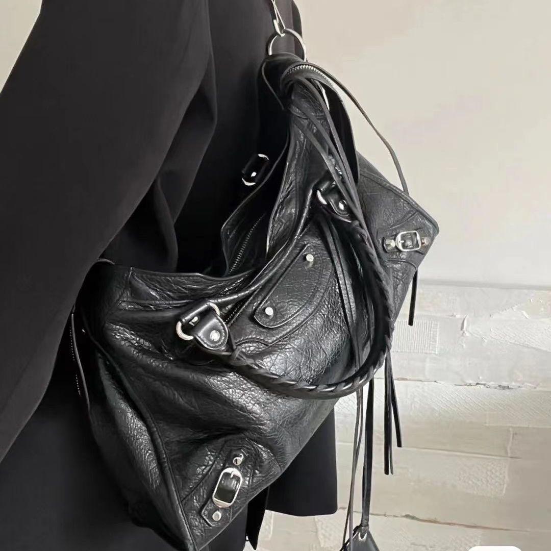 Designer Le City Premium Leather Motorcycle Single Shoulder Diagonal Cross Hand-held Rivet Stylish And Trendy Popular Womens Bag 250123