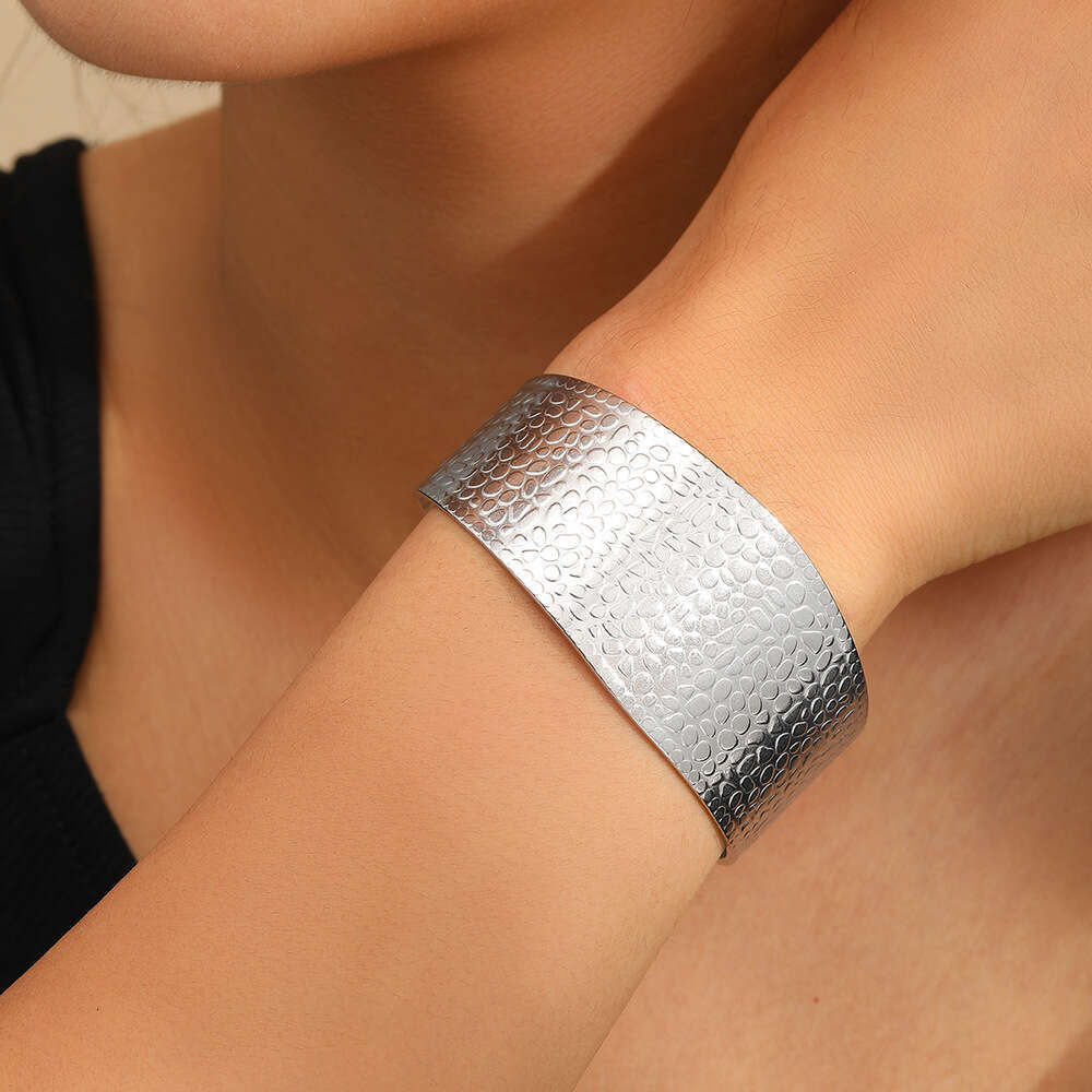 Titanium C-shaped adjustable geometry, stainless steel bracelet for women with exaggerated high-end feel and opening