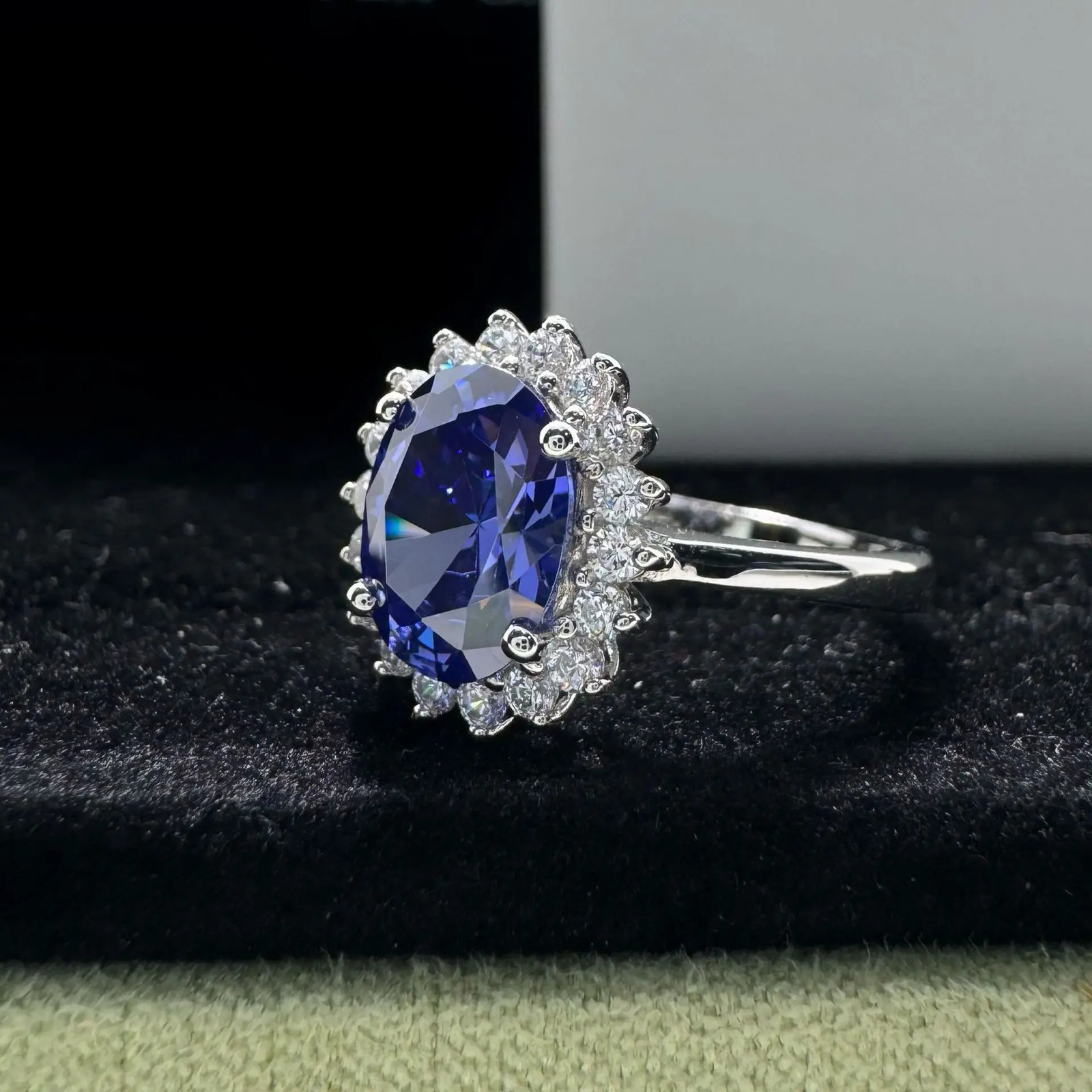 Womens PT950 platinum ring sapphire 2 carat diamond European and American simple temperament AU750 250118
