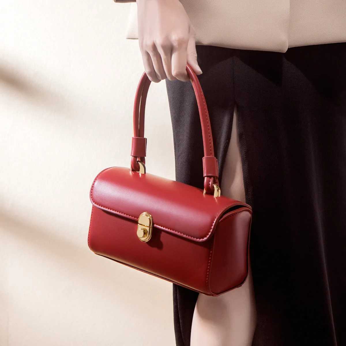 Top Quality Brand High Quality New Style Free Delivery Designer Bag Bridal Handbags: Elegant Red Handbag, Large Korean Shoulder Bag For Special Ocns