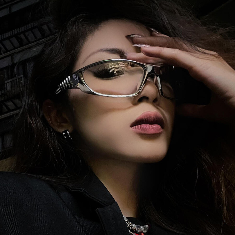 Europe and the United States retro sunglasses street shot female future technology sense sunglasses Y2K Millennium sunglasses Spice girl