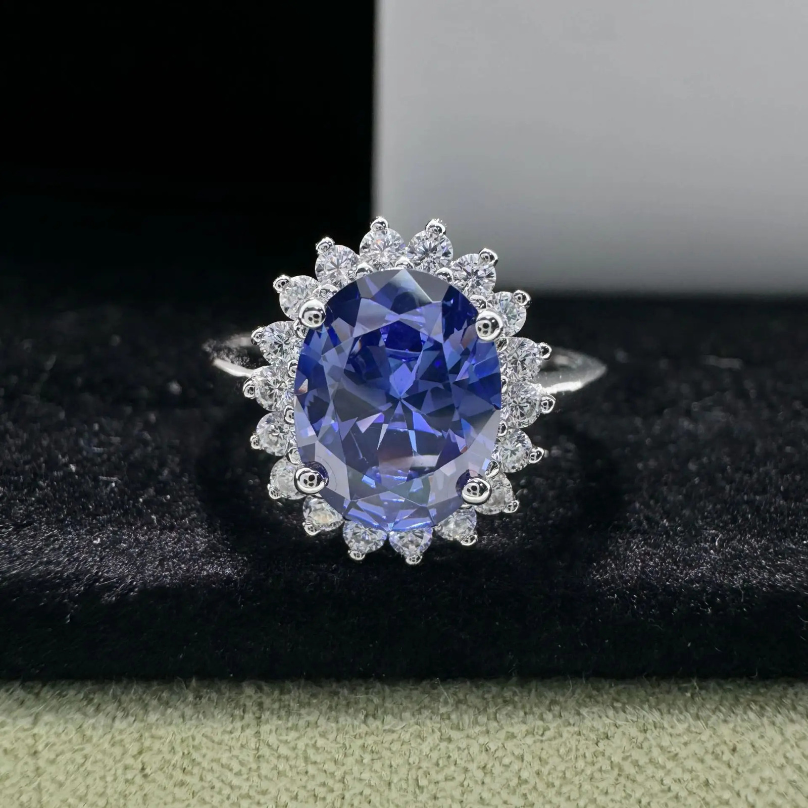 Womens PT950 platinum ring sapphire 2 carat diamond European and American simple temperament AU750 250118
