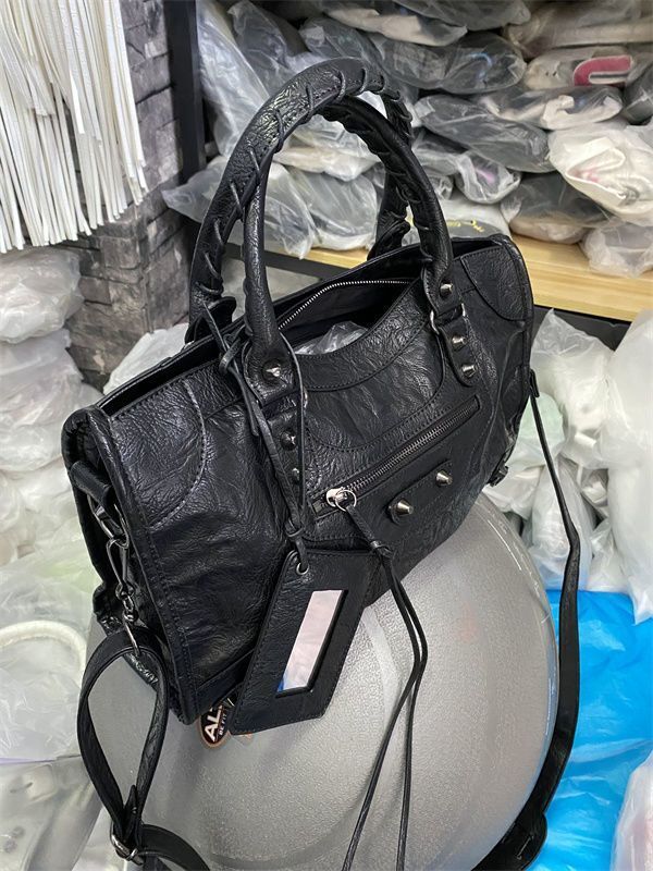 Designer Le City Premium Leather Motorcycle Single Shoulder Diagonal Cross Hand-held Rivet Stylish And Trendy Popular Womens Bag 250123