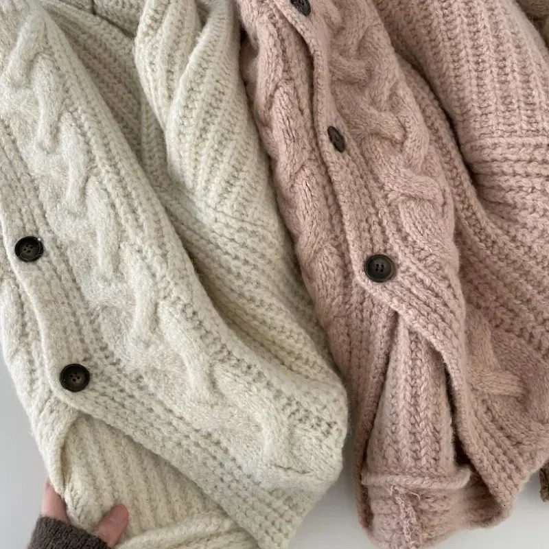 2024 French Retro Twist Cardigan sweater Women Spring and Autumn Gentle Sle Lazy Loose Vneck AllMatch Knitted Outerwear 250109Z