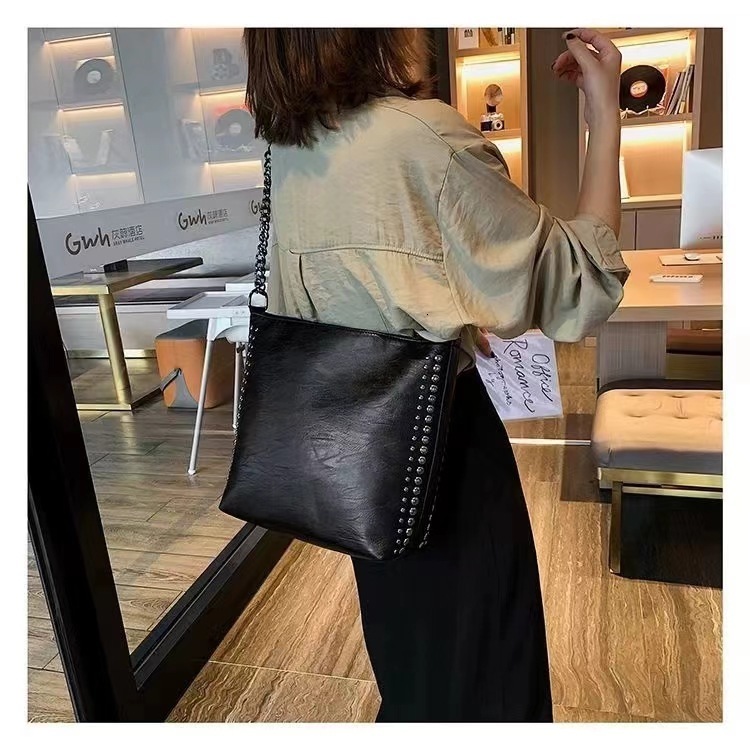 Z Tote 2024 New Black Soft Strap Handheld Willow Nail Single Shoulder Bucket Bag Large Capacity