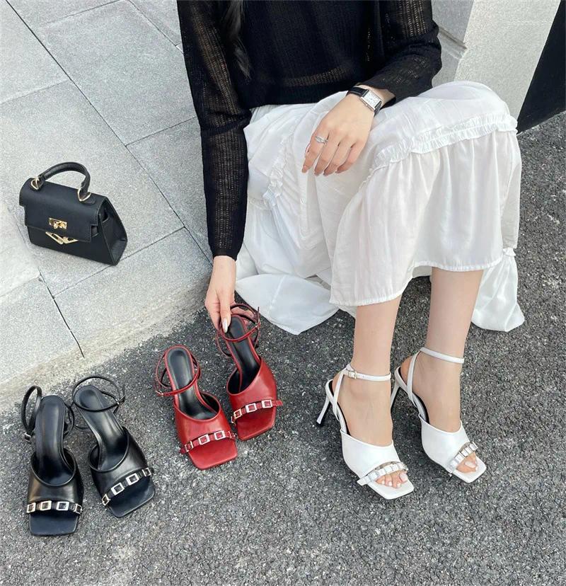 2025 S Fashion Designer Sandals Square Toe Buckle Strap Beige Heeled Summer Women S Low Shoes Black Open Heeled Clear Comfort High Girl