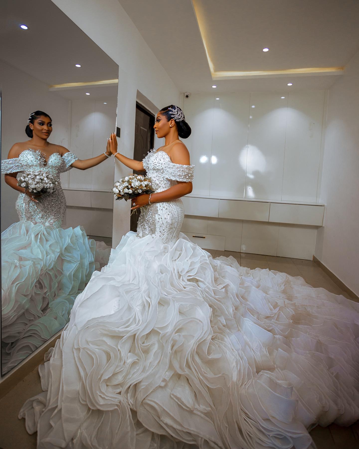 2025 Arabic Aso Ebi Plus Size Ivory Illusion Mermaid Wedding Dresses urious Tiers Crystals Beaded Lace Vintage Bridal Gowns Dress For Bride