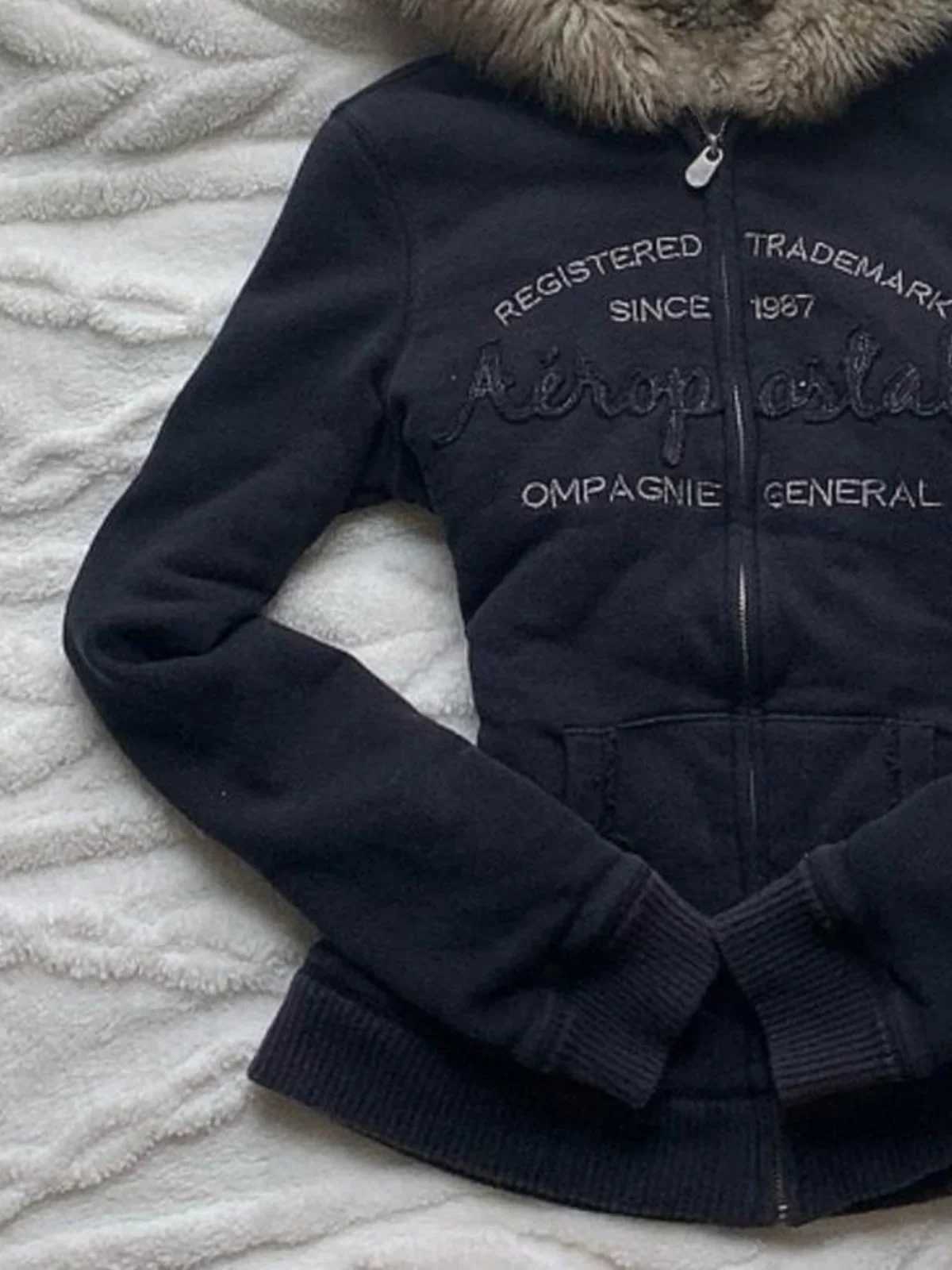 Harajuku Y2K retro letter embroidered thick plush black zipper hooded sweatshirt suitable for womens winter warmth and millennium fashion jacket W2501