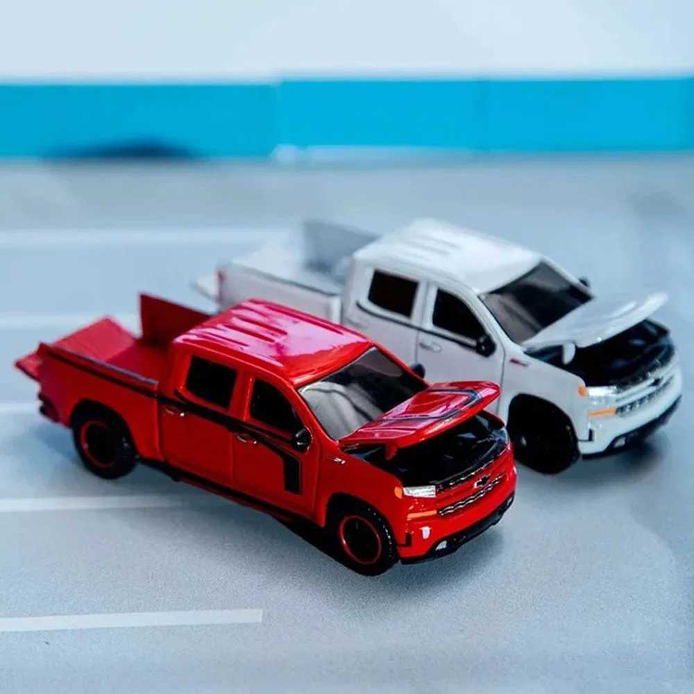 Auto World 1/64 Scale Chevy Suburban Bridge Diecast Cars Alloy Toy Car Model Collection Diecast Alloy Car Model for Gift X250125