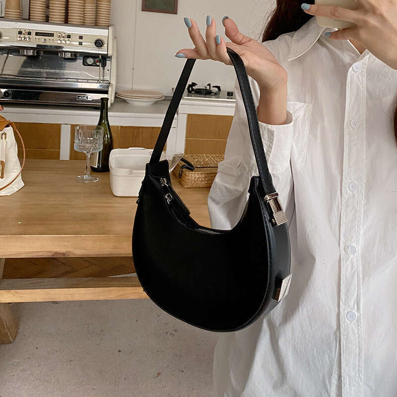 Small niche design handbag 2025, Korean new crescent spicy girl armpit bag, metal buckle small round bag for women