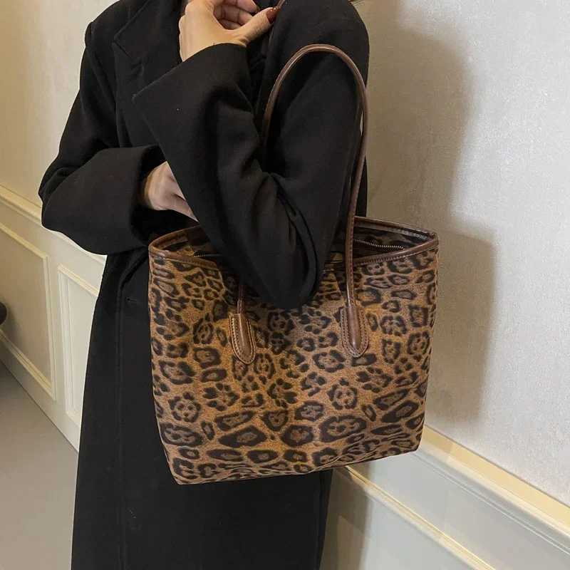 Leopard Print Pu Large Capacity Womens Tote Bags New Zipper High Quality Fashion Commuting Designer Shoulder Bags T250118