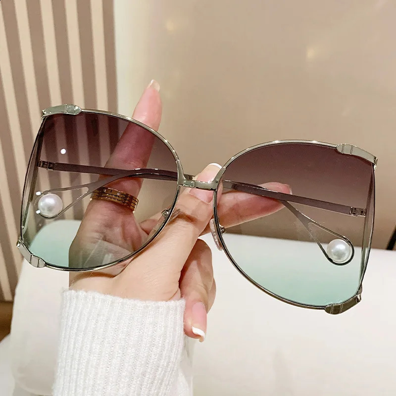 Y2K Oversize Square Sunglasses Women Metal Frame Fashion Pearl Hollow Frame Sunglasses Female Gradient Shades 250121
