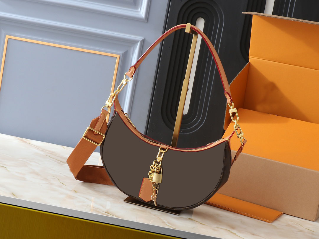 The popular armpit bag of 2025, a fashionable single shoulder bag, equipped with a detachable shoulder strap and a gold chain strap, is a noble and elegant single bag.