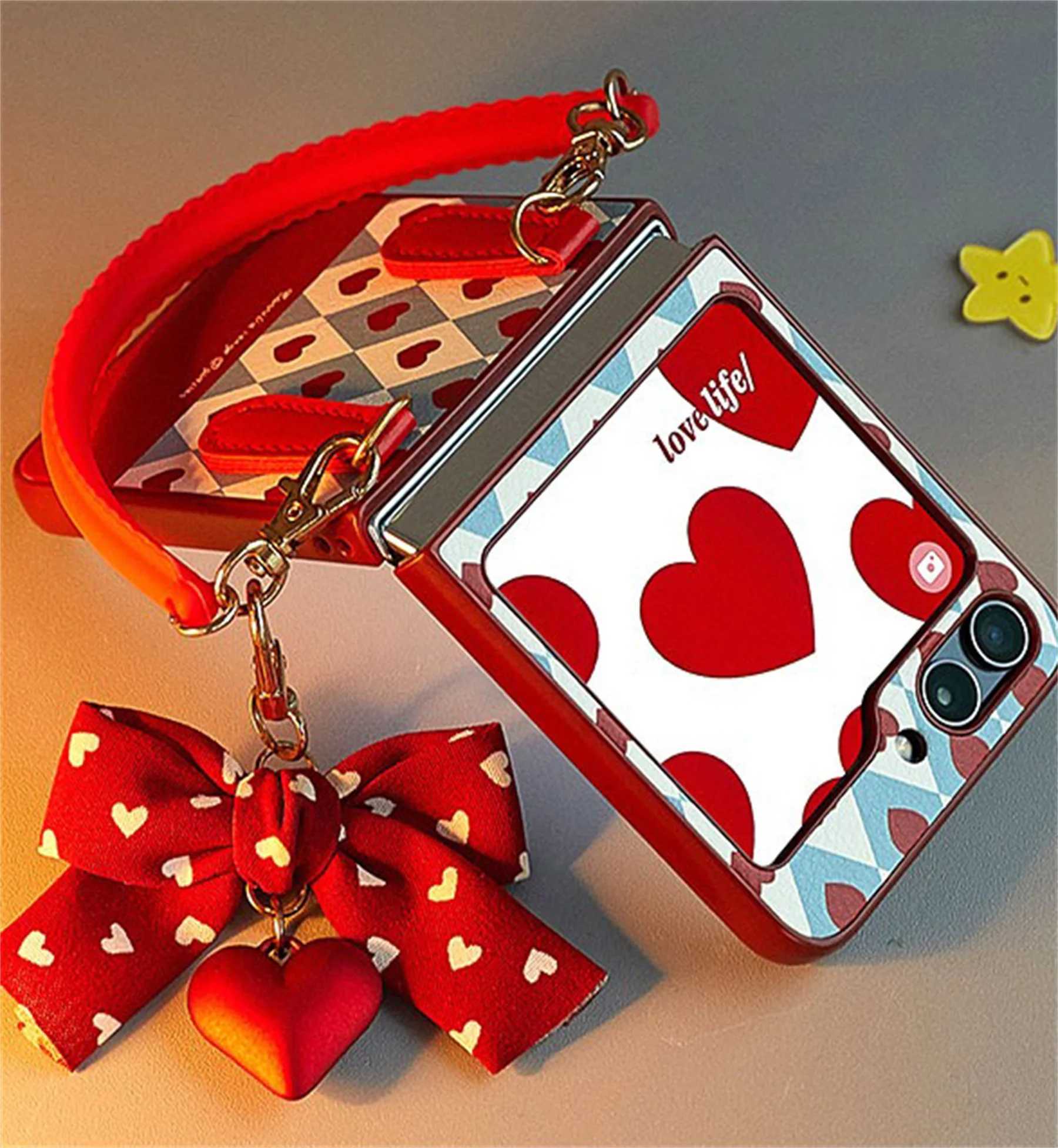 Korean Cute Love Heart Bow Pendant Phone Case with Bracelet Chain for Galaxy Z Flip 5 6 Z Flip5 Flip6 Flip 4 Back Cover Z250122
