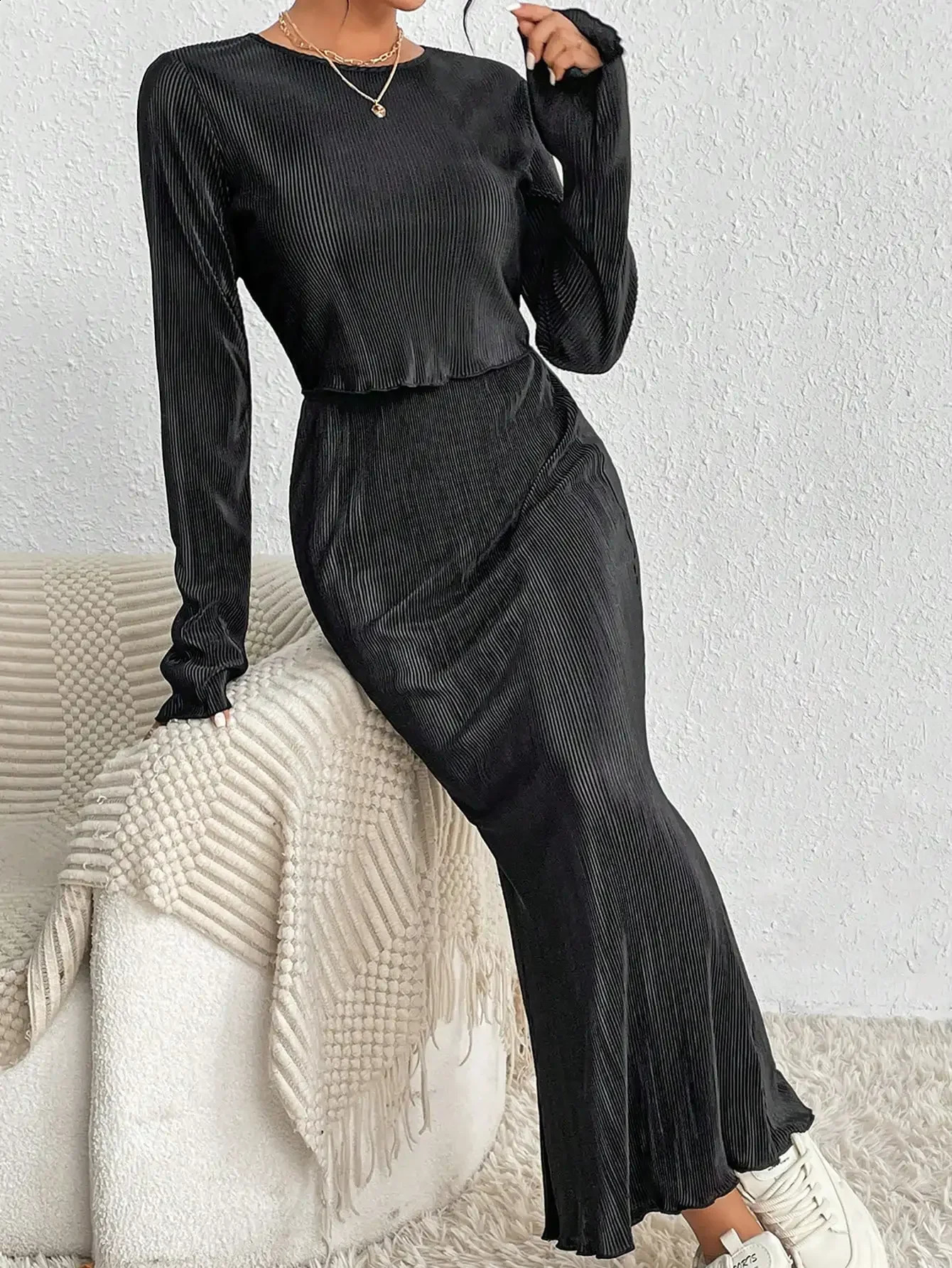 Elegant casual womens twopiece small round neck wooden ear hem tight skirt 250122