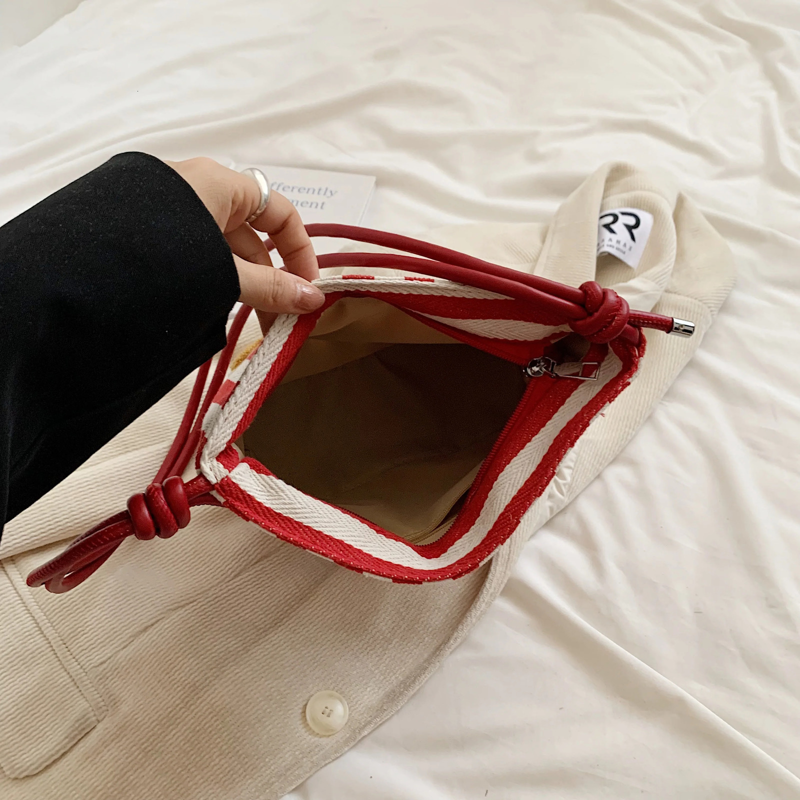 Niche cartoon puppy pattern versatile crossbody bag single shoulder armpit bag bucket bag 250122