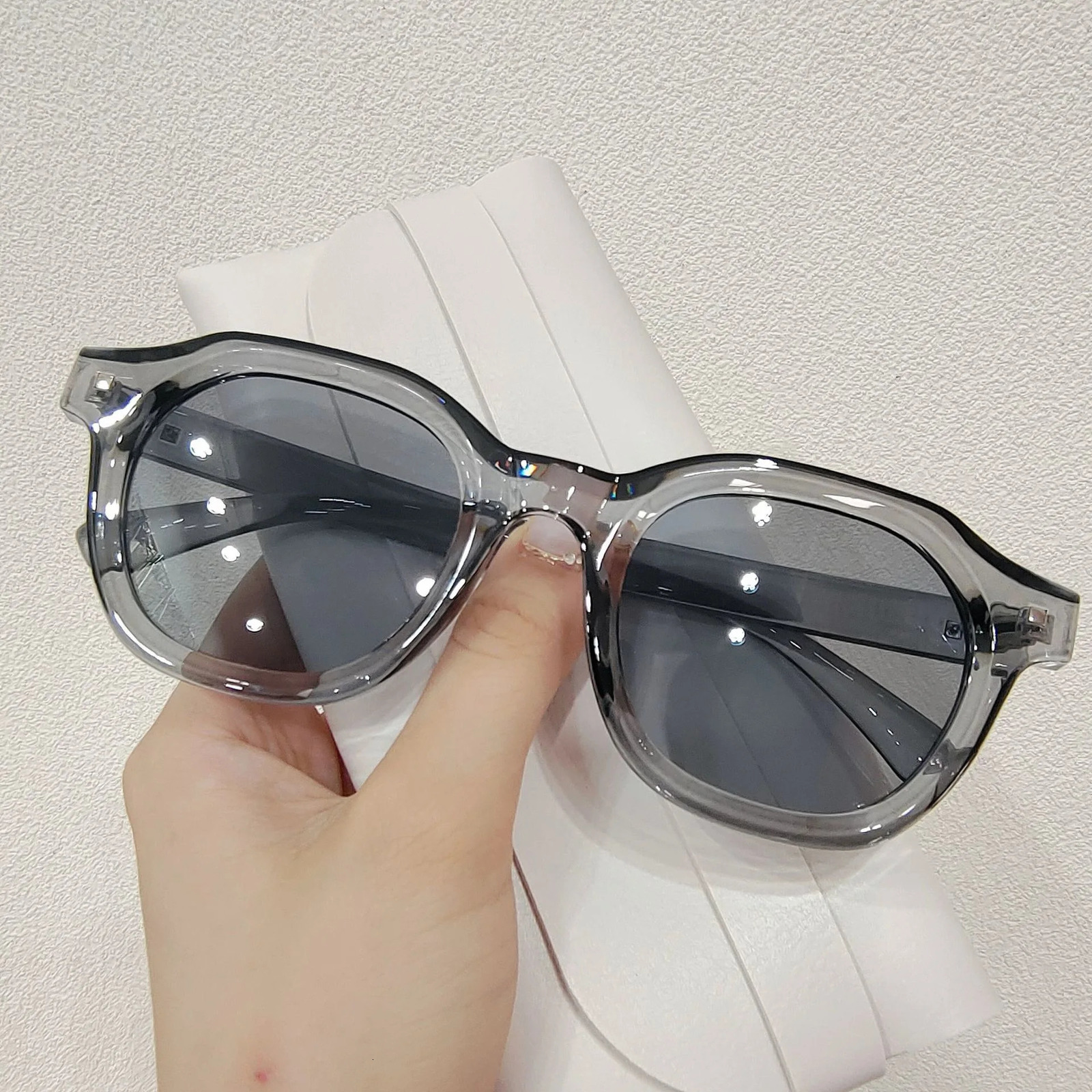 Korean Style Vintafe Fashion Sunglasses For Women Plastic Rivet Frame Sunglasses UV400 Male 250117
