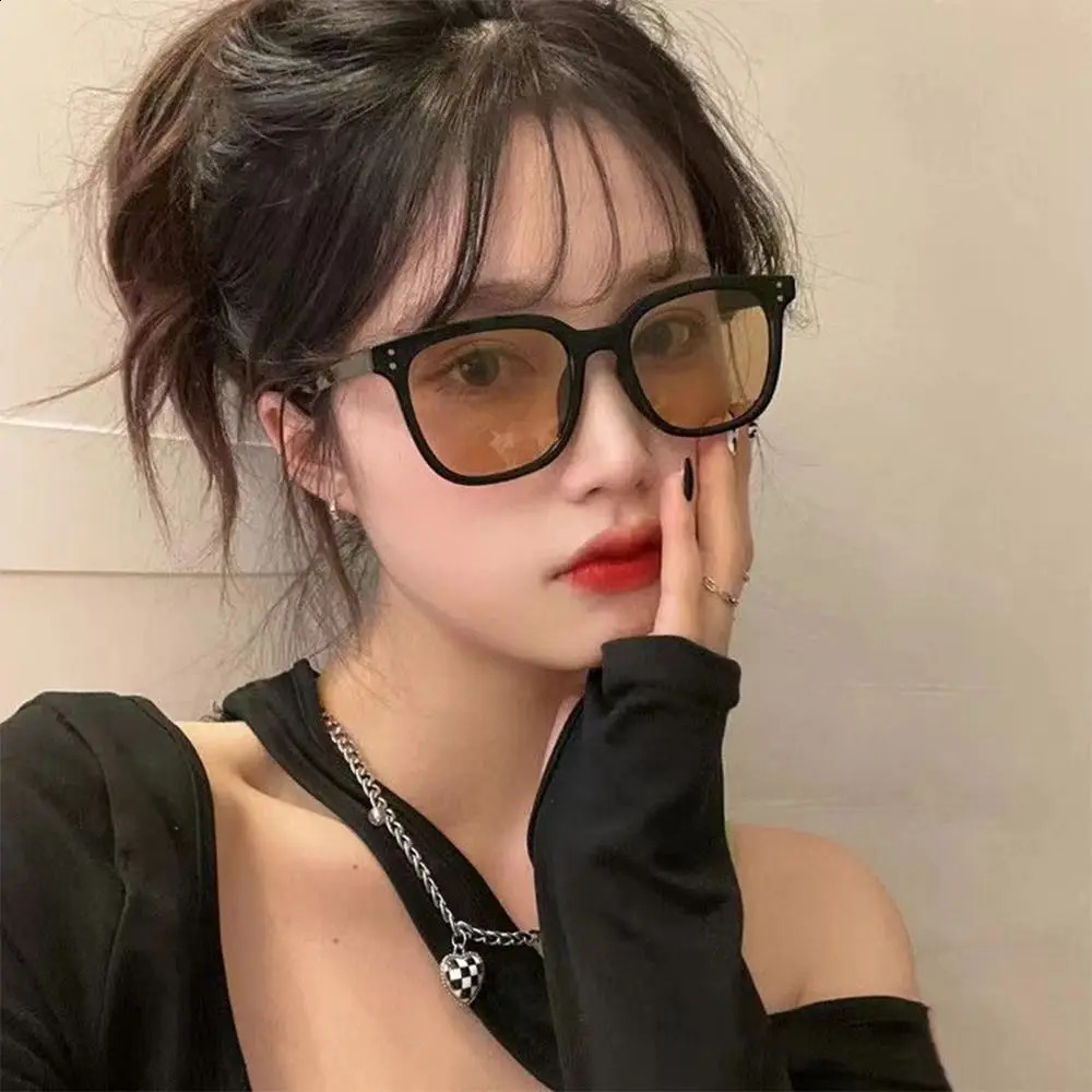 Retro UV400 Square Sunglasses Beach Travel Streetwear Fashion Goggles Trendy Black Shades for Women Men 250110