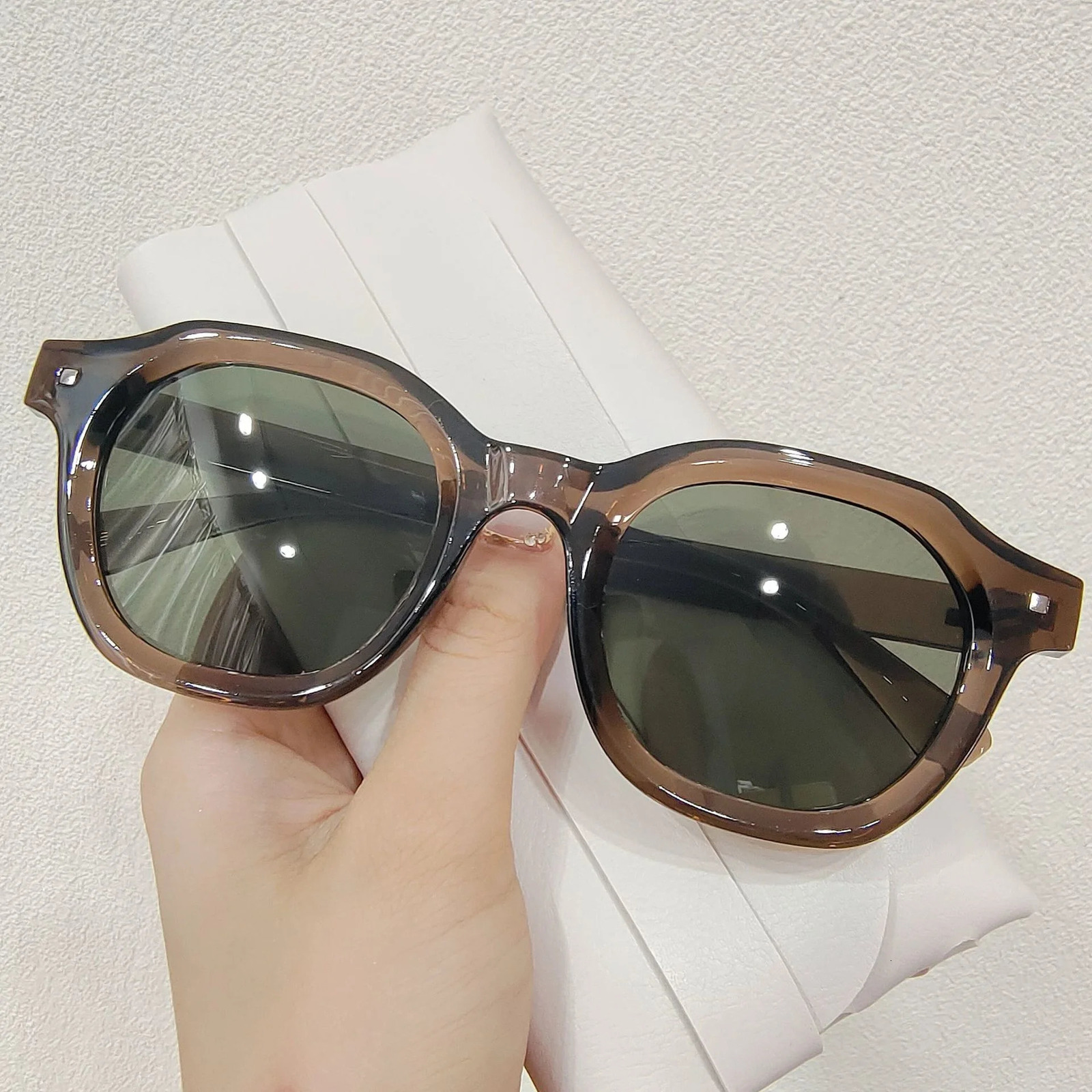 Korean Style Vintafe Fashion Sunglasses For Women Plastic Rivet Frame Sunglasses UV400 Male 250117