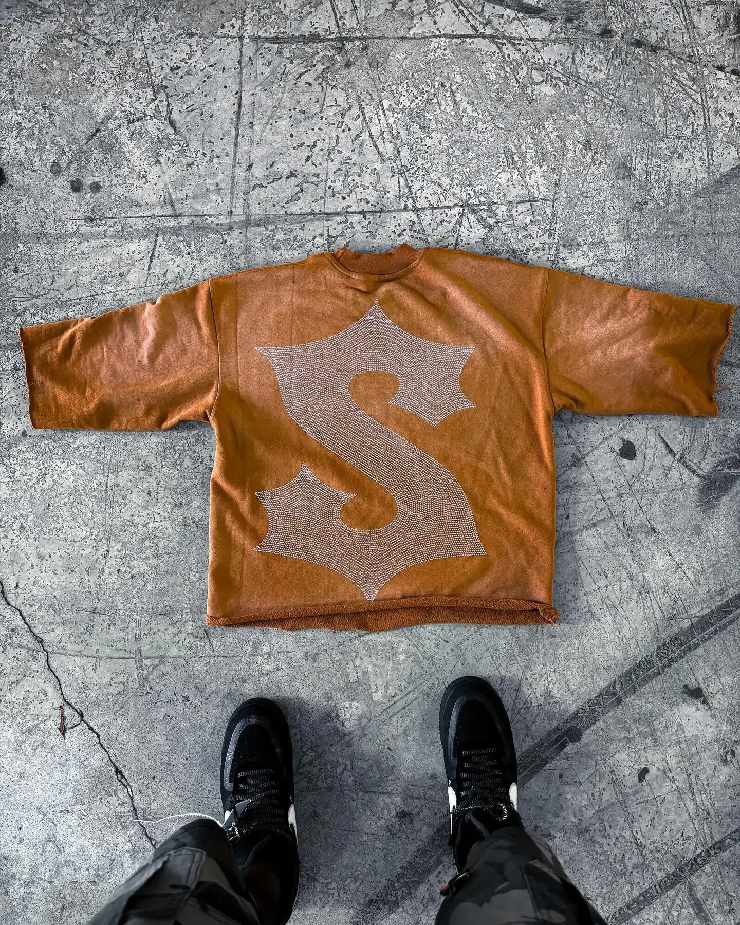 Y2K Brown Three Quarter Sleeve Tops Harajuku Retro Cross Graphic Print Oversized T Shirt Gothic Rhinestone Clothes Men Women 250109