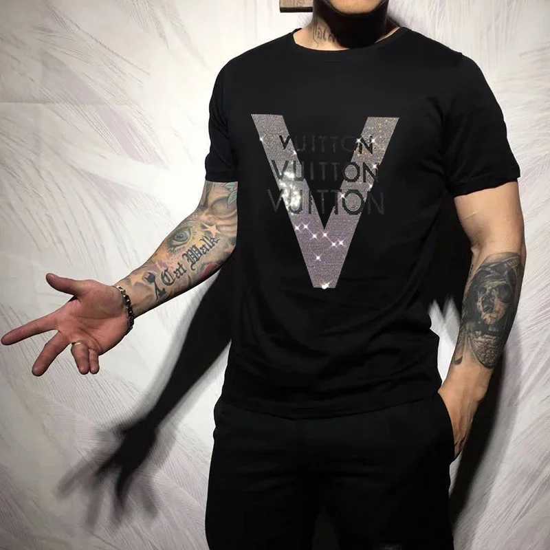 2024 Mens T-shirt Quty Mercerized Cotton V-shaped Pattern Rhinestone New Strt Fashion Style Short-slve Male Top Clothes X250129