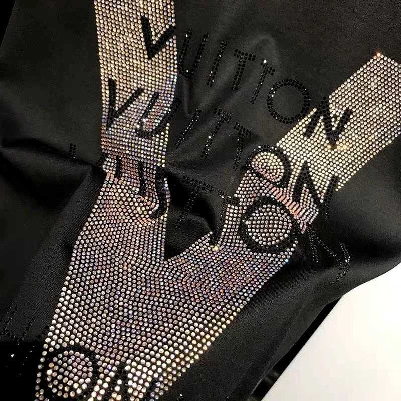 2024 Mens T-shirt Quty Mercerized Cotton V-shaped Pattern Rhinestone New Strt Fashion Style Short-slve Male Top Clothes X250129