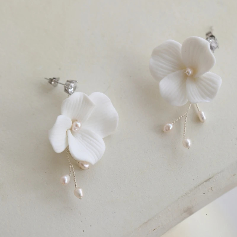 Delicate Freshwater Pearls Jewelry Bridal Earrings White Floral Wedding Accessories Women Drop Earring 250117