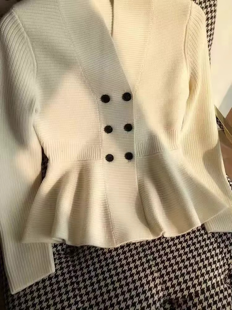 2024 Loose Unique Elegant Top Autumn High-End Beautiful V-Neck Casual Knitted Sweater For Women