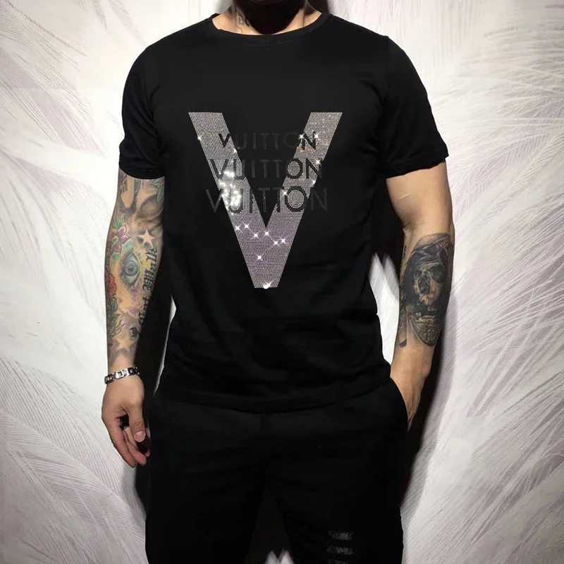 2024 Mens T-shirt Quty Mercerized Cotton V-shaped Pattern Rhinestone New Strt Fashion Style Short-slve Male Top Clothes X250129