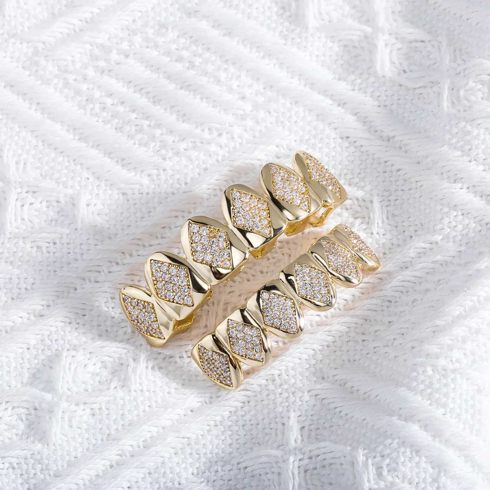 Hip Hop CZ Teeth Grillz Caps Cubic Zircon Iced Out Micro Pave Top Bottom Charm Grills For Men Women Jewelry Cosplay GiftXJ250114