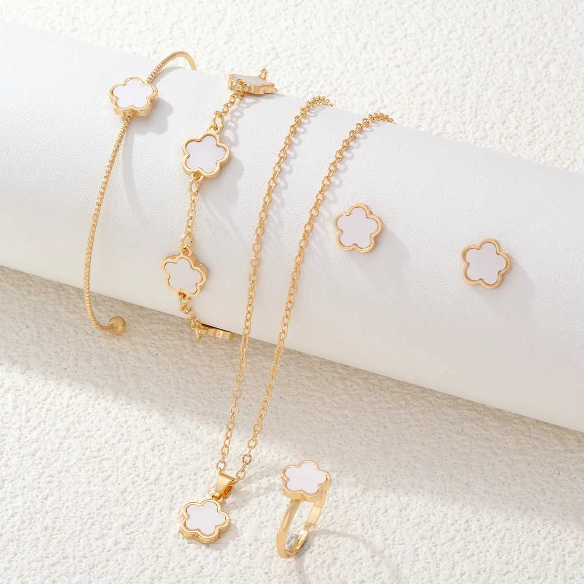 New Trend 5Pcs/Set Luxury Plant Petal Five Leaf Jewelry Set Used for Lucky Necklace Bracelet Set Party Gift X250129