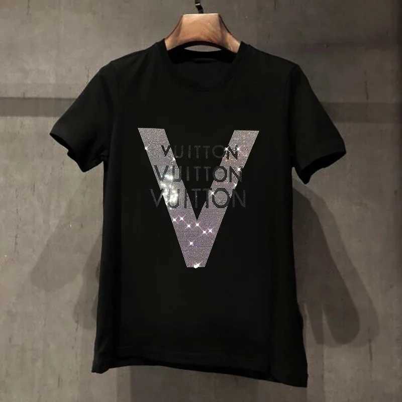 2024 Mens T-shirt Quty Mercerized Cotton V-shaped Pattern Rhinestone New Strt Fashion Style Short-slve Male Top Clothes X250129