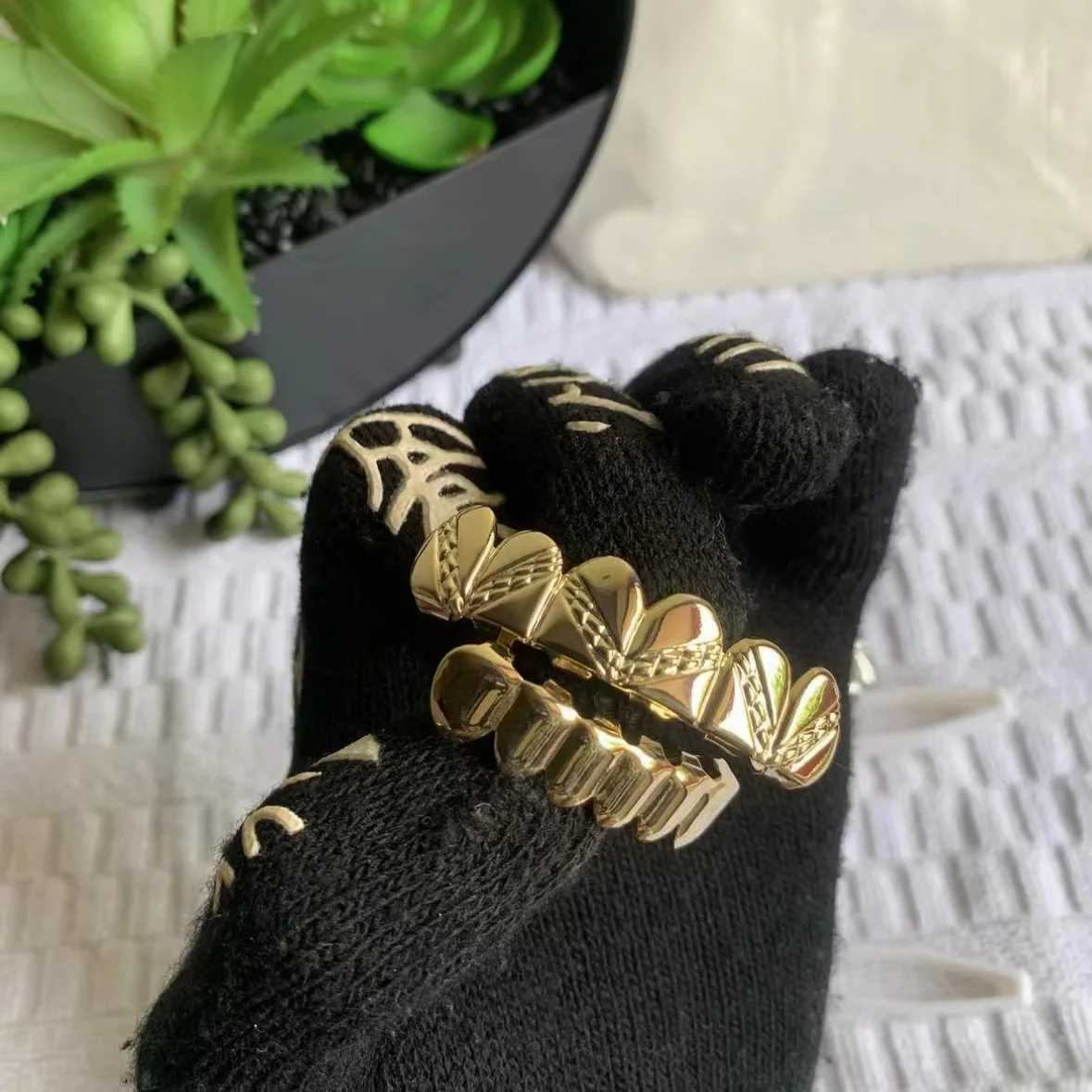 RACHELZ Hip Hop Chain Pattern Glossy Tooth Grillz Braces Classic 6/6 Top Bottom Teeth Caps For Women Men Jewelry CosplayXJ250114