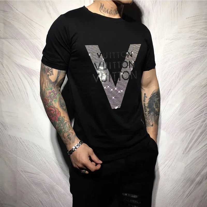 2024 Mens T-shirt Quty Mercerized Cotton V-shaped Pattern Rhinestone New Strt Fashion Style Short-slve Male Top Clothes X250129