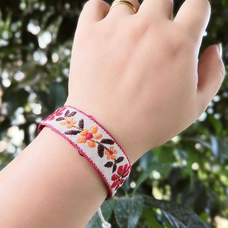 Boho Strawberry Flower Embroidered Bracelet Handmade Braided Bracelet Friendship Wrap Bracelets Thread Woven Wristbands X250129