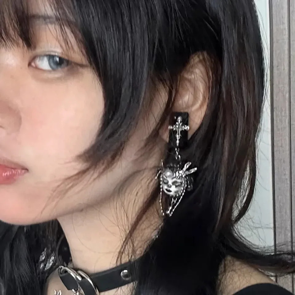Punk Pearl Ceramic Black Drop Glue Doll Earrings Women Gothic Perforated Ear Pendants Jewelry Earwear Halloween Accessories 250120