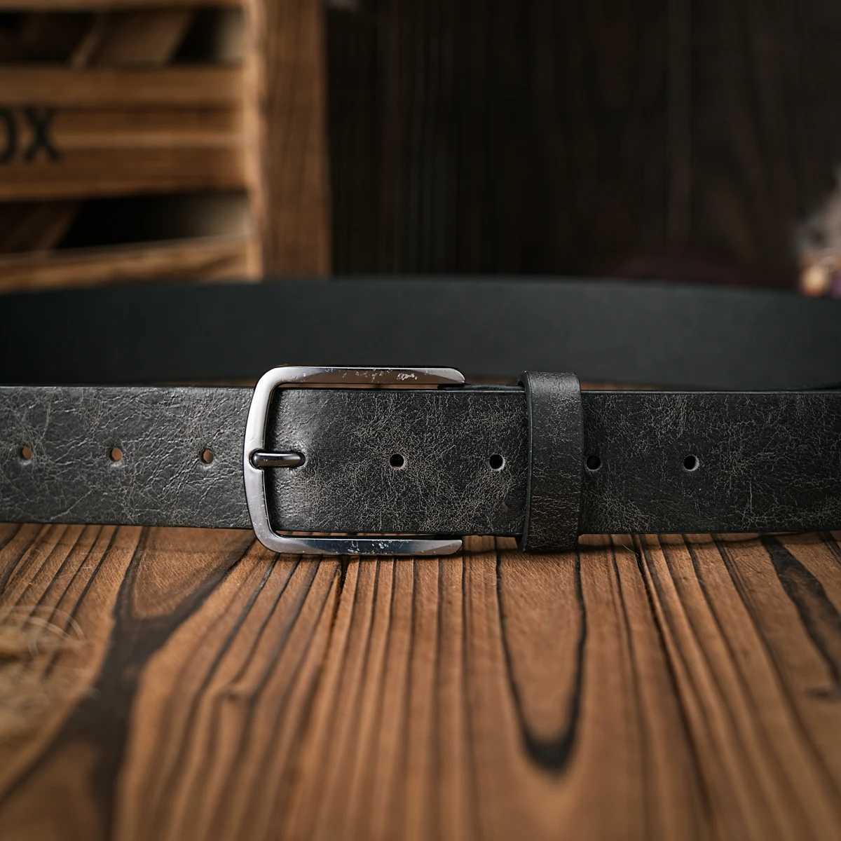 A mens and womens retro metal buckle casual style brown PU belt suitable for daily business attendance four seasons W250120