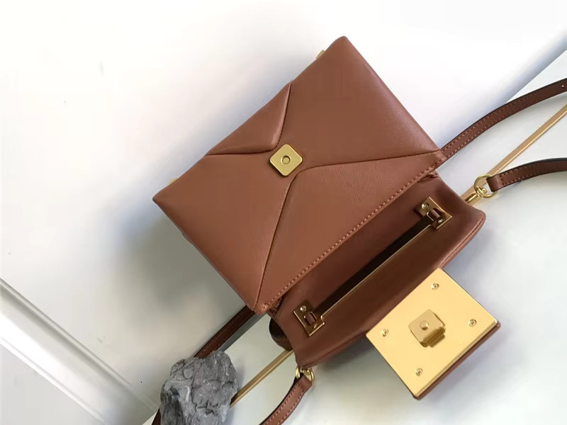 Designer Handbag 2024 New Fashion Mini One Shoulder Crossbody Big Rivets Genuine Leather Mobile Phone Messenger Bag