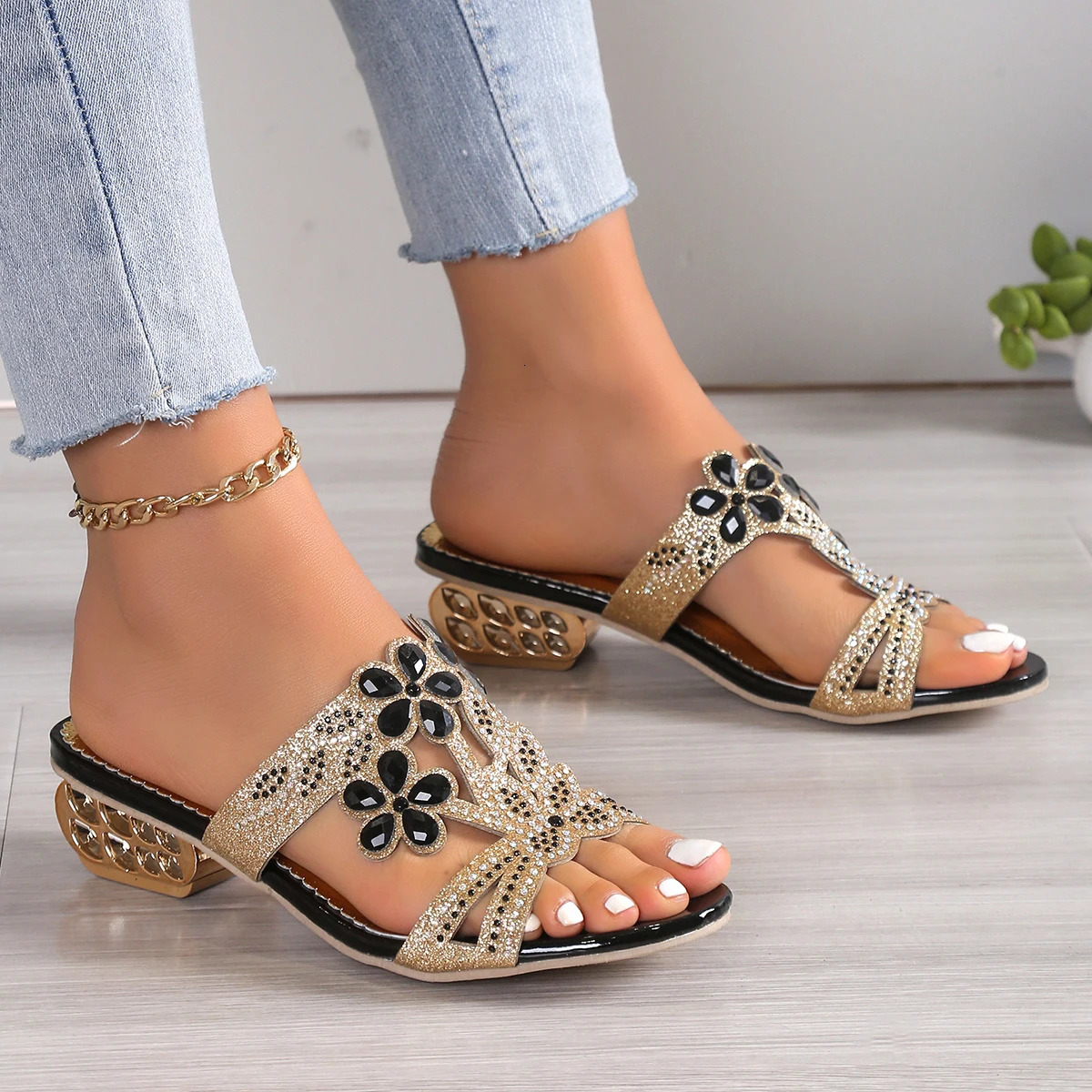 Women Slippers Summer Women Sandals Fashion Hollow Comfort Slippers Slip-On Beach Slides Zapatos De Mujer 250113
