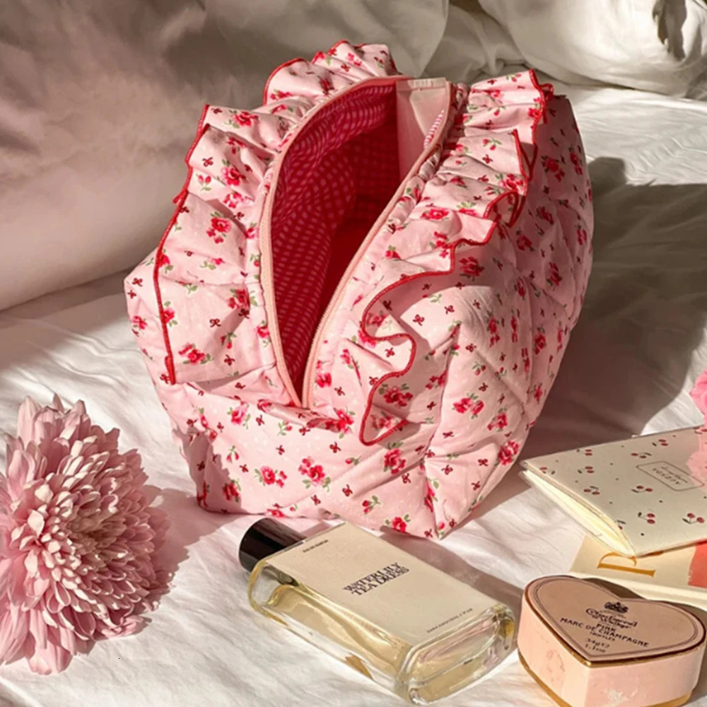Quilted Floral Makeup Bag With Plaid lining Ruffle Edge For Women Large Capacity Travel Portable Pouch250114