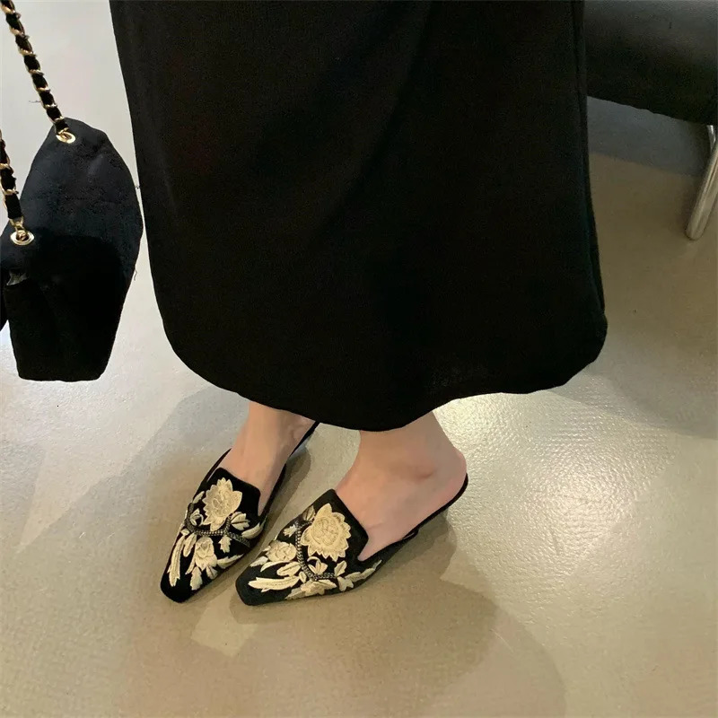 Women Baotou Embroidered Flat Bottom Half Slippers Summer Muller Sqaure Toe Shoes Outdoor Casual Walking Slides Zapatillas 250117