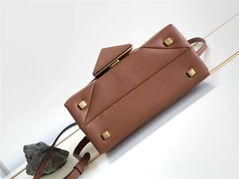 Designer Handbag 2024 New Fashion Mini One Shoulder Crossbody Big Rivets Genuine Leather Mobile Phone Messenger Bag