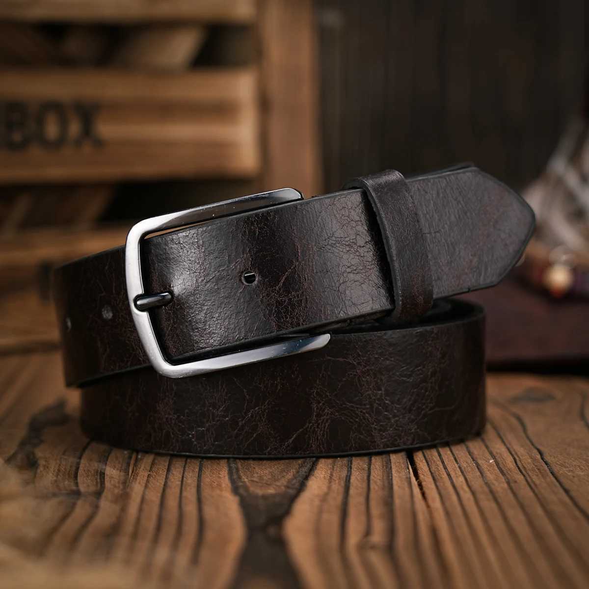 A mens and womens retro metal buckle casual style brown PU belt suitable for daily business attendance four seasons W250120